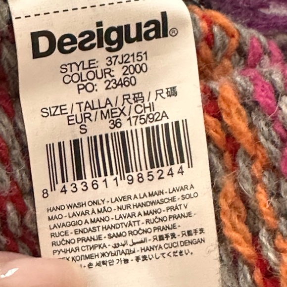 Beautiful sweater in multiple colours very flattering on with zipperr - Picture 2 of 5